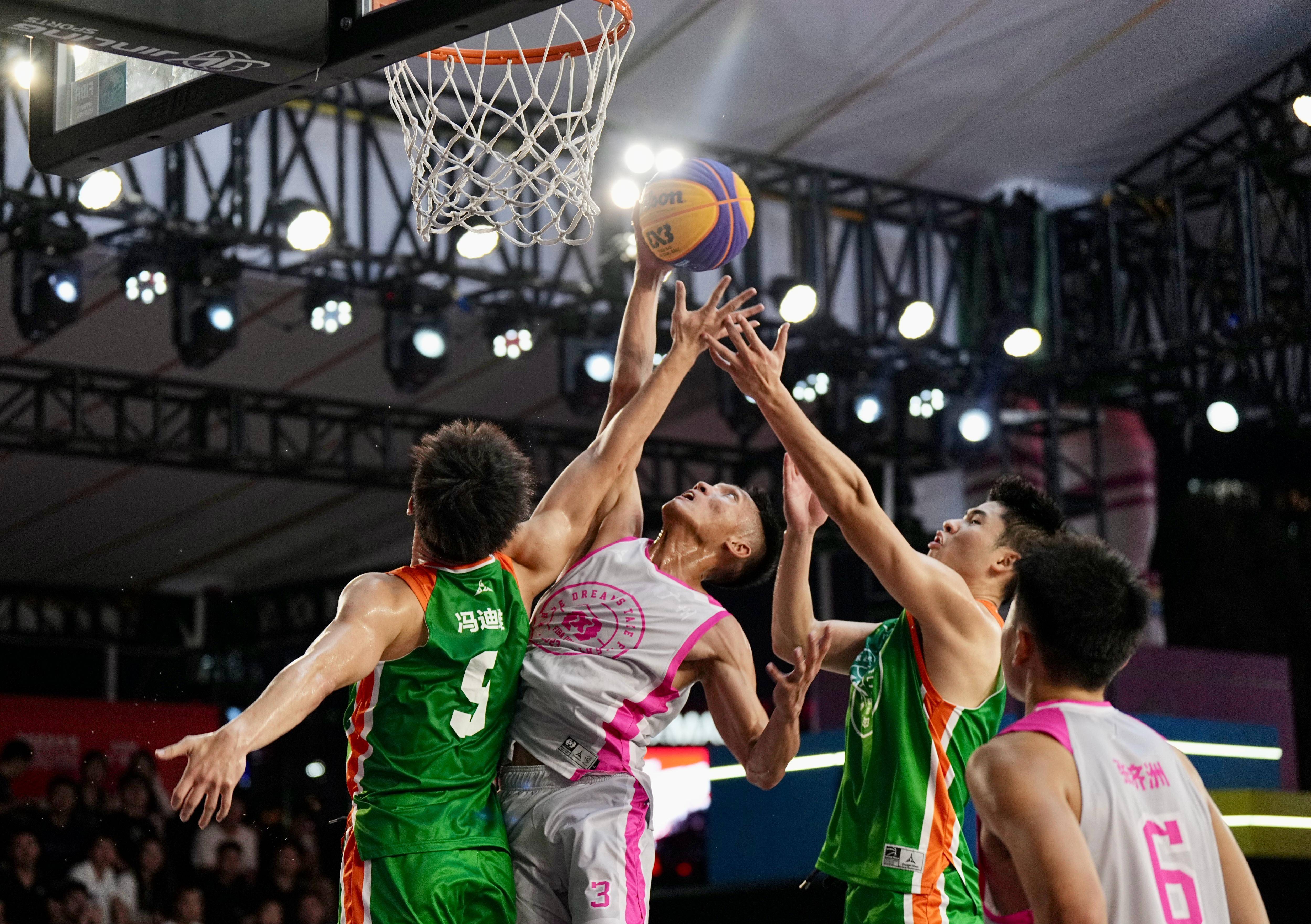 FB体育官网-本土篮球联赛赛事精彩激烈，球员竞技水平颇高