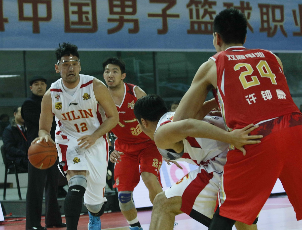 FB体育官网-本土篮球联赛赛事精彩激烈，球员竞技水平颇高