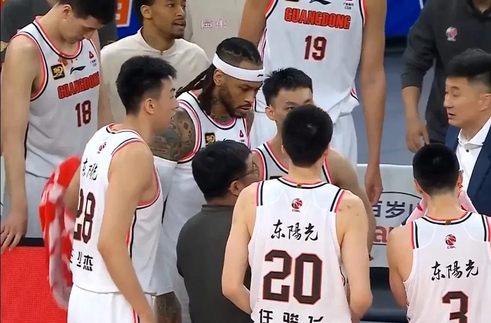 FB体育官网-上海男篮客场绝杀，险胜广东队