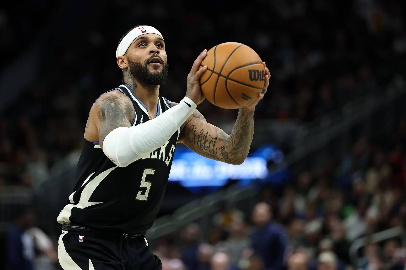 FB体育-雄鹿再战独行侠，追求两连胜